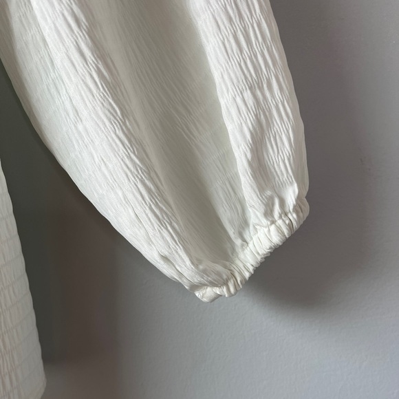 🏷️ 2/$20 Elizabeth and James White Peasant Blouse - Picture 4 of 8